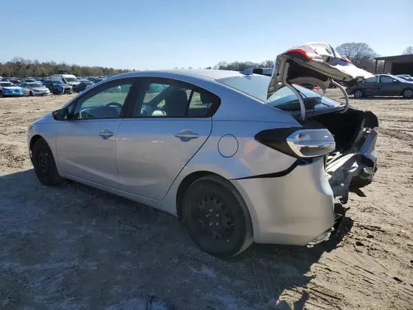 3KPFK4A75JE275332 2018 KIA FORTE - Image 2