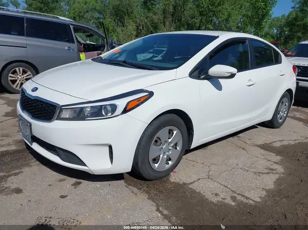 3KPFK4A75JE277324 2018 KIA FORTE - Image 2