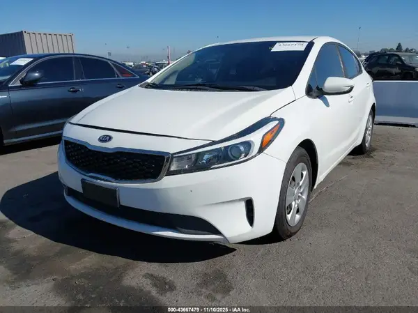 3KPFK4A75JE280532 2018 KIA FORTE - Image 2