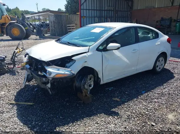 3KPFK4A75JE284743 2018 KIA FORTE - Image 2