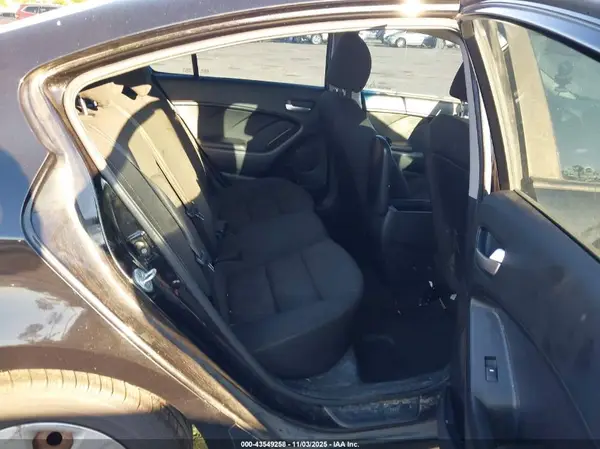 3KPFK4A76HE006086 2017 KIA FORTE - Image 8