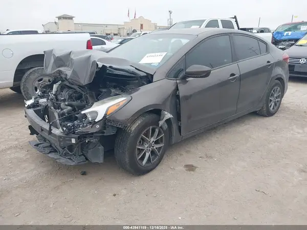 3KPFK4A76HE012664 2017 KIA FORTE - Image 2