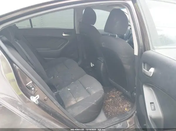 3KPFK4A76HE012664 2017 KIA FORTE - Image 8