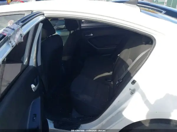 3KPFK4A76HE013782 2017 KIA FORTE - Image 8