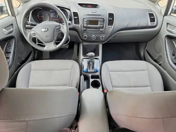 3KPFK4A76HE018447 2017 KIA FORTE - Image 8