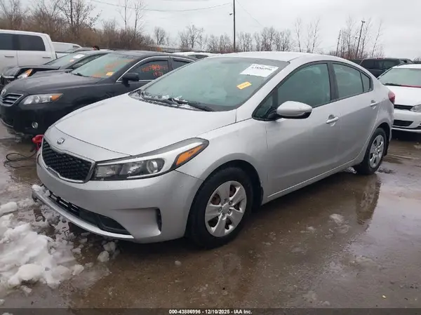 3KPFK4A76HE018612 2017 KIA FORTE - Image 2