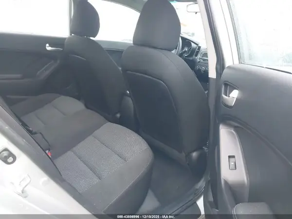 3KPFK4A76HE018612 2017 KIA FORTE - Image 8
