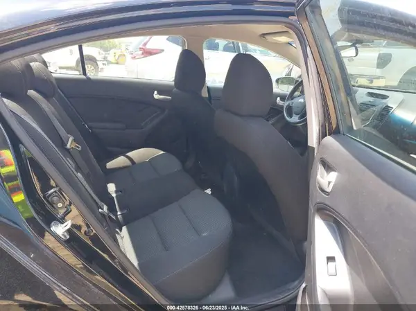 3KPFK4A76HE020053 2017 KIA FORTE - Image 8