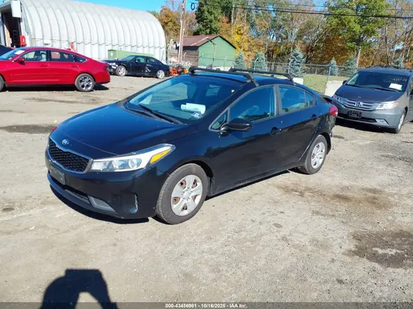 3KPFK4A76HE027424 2017 KIA FORTE - Image 2