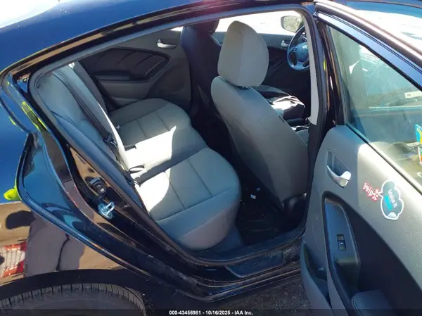 3KPFK4A76HE027424 2017 KIA FORTE - Image 8