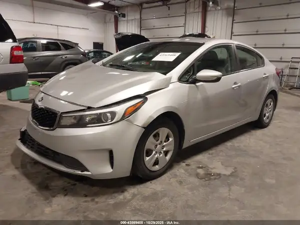 3KPFK4A76HE029092 2017 KIA FORTE - Image 2
