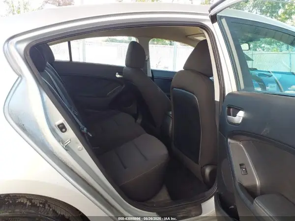 3KPFK4A76HE030985 2017 KIA FORTE - Image 8