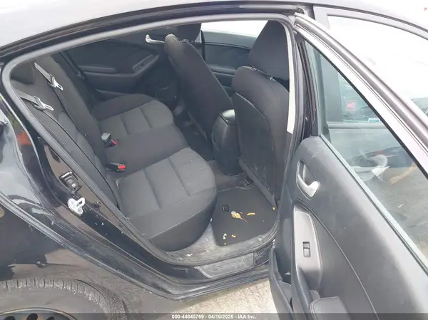 3KPFK4A76HE038424 2017 KIA FORTE - Image 8