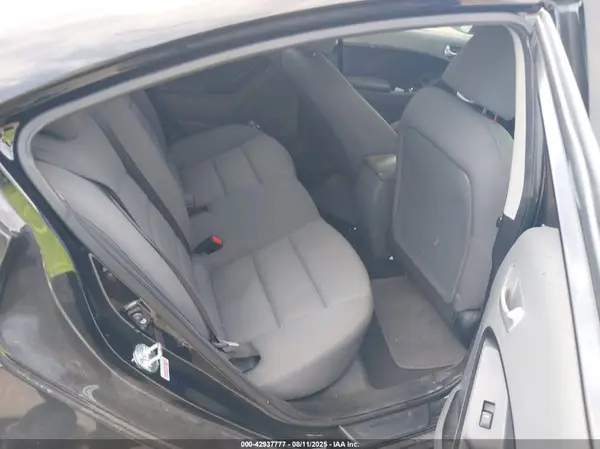 3KPFK4A76HE039587 2017 KIA FORTE - Image 8