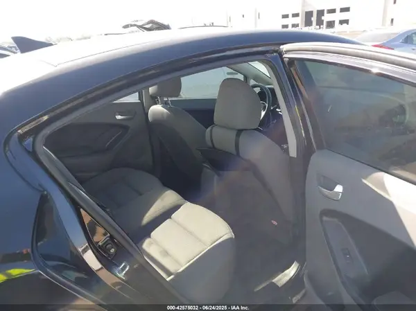 3KPFK4A76HE064523 2017 KIA FORTE - Image 8