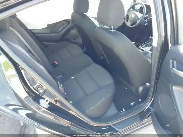 3KPFK4A76HE065266 2017 KIA FORTE - Image 8