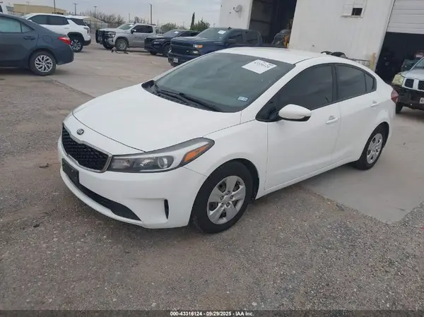 3KPFK4A76HE075439 2017 KIA FORTE - Image 2