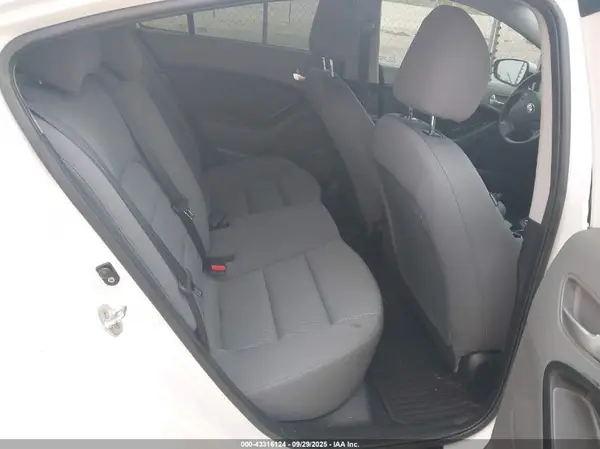 3KPFK4A76HE075439 2017 KIA FORTE - Image 8