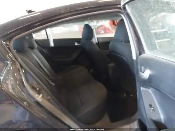3KPFK4A76HE084352 2017 KIA FORTE - Image 8