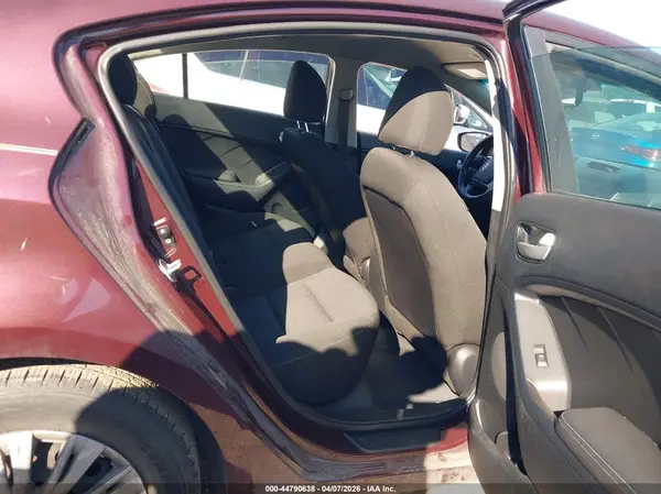 3KPFK4A76HE084724 2017 KIA FORTE - Image 8