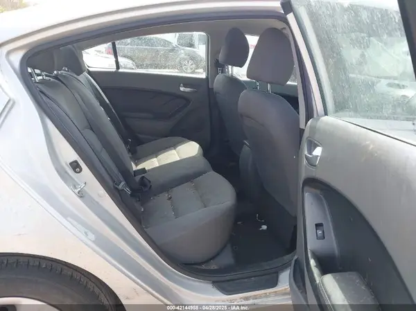 3KPFK4A76HE084786 2017 KIA FORTE - Image 8
