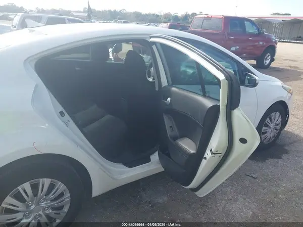 3KPFK4A76HE087882 2017 KIA FORTE - Image 8