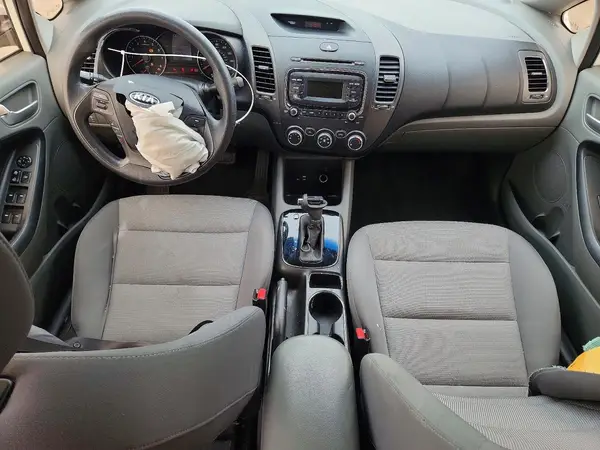 3KPFK4A76HE092984 2017 KIA FORTE - Image 8
