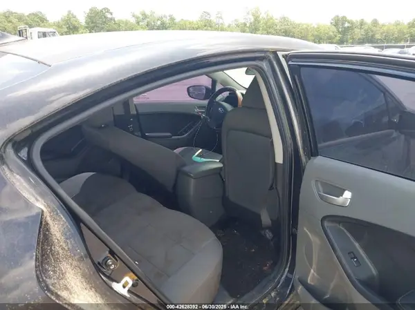 3KPFK4A76HE108245 2017 KIA FORTE - Image 8