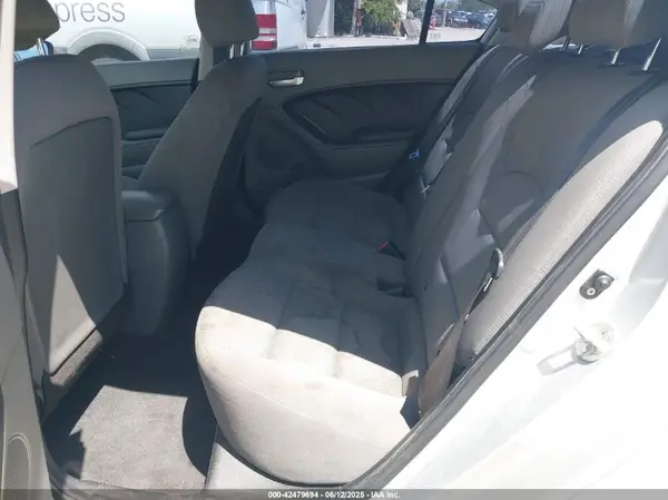 3KPFK4A76HE110335 2017 KIA FORTE - Image 8