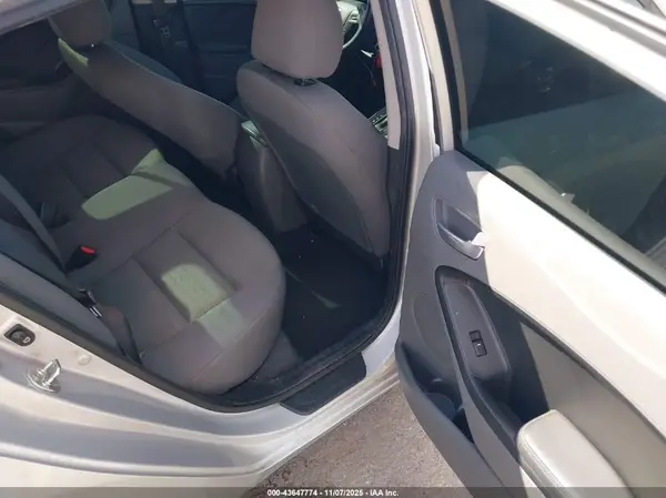 3KPFK4A76HE116541 2017 KIA FORTE - Image 8