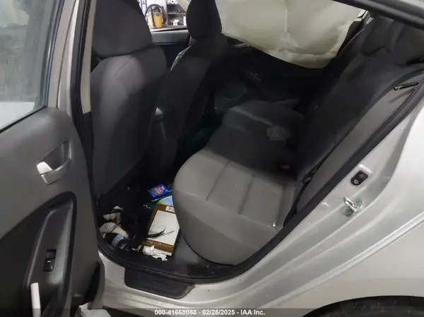 3KPFK4A76HE118421 2017 KIA FORTE - Image 8