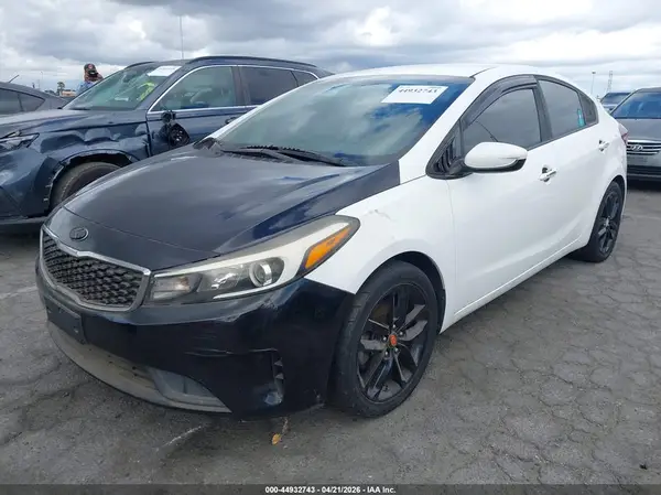 3KPFK4A76HE121996 2017 KIA FORTE - Image 2