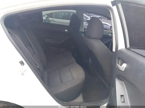3KPFK4A76HE121996 2017 KIA FORTE - Image 8