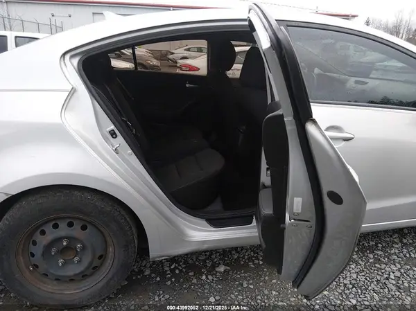 3KPFK4A76HE133288 2017 KIA FORTE - Image 8