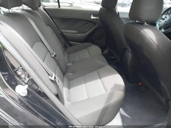 3KPFK4A76HE145621 2017 KIA FORTE - Image 8