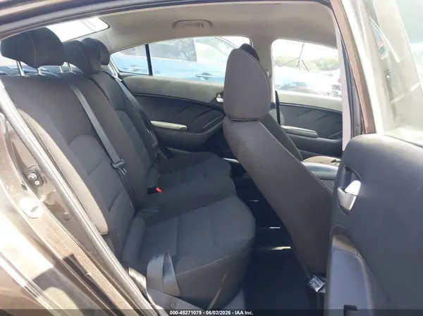 3KPFK4A76HE146400 2017 KIA FORTE - Image 8