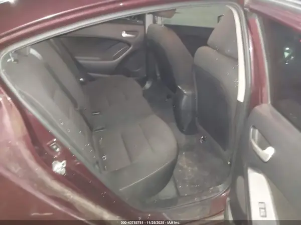 3KPFK4A76HE152083 2017 KIA FORTE - Image 8