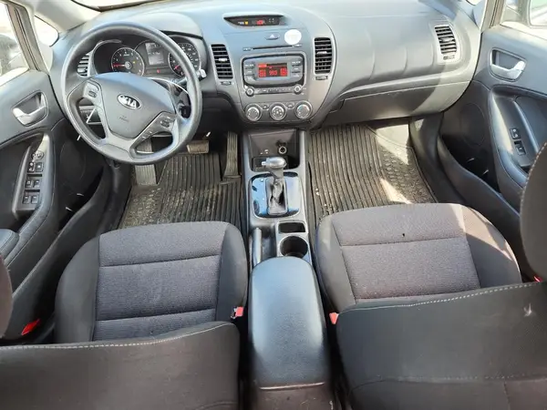 3KPFK4A76HE157140 2017 KIA FORTE - Image 8