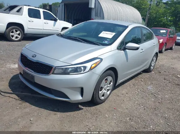 3KPFK4A76HE158403 2017 KIA FORTE - Image 2