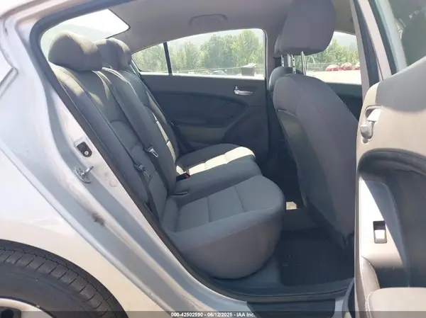 3KPFK4A76HE158403 2017 KIA FORTE - Image 8
