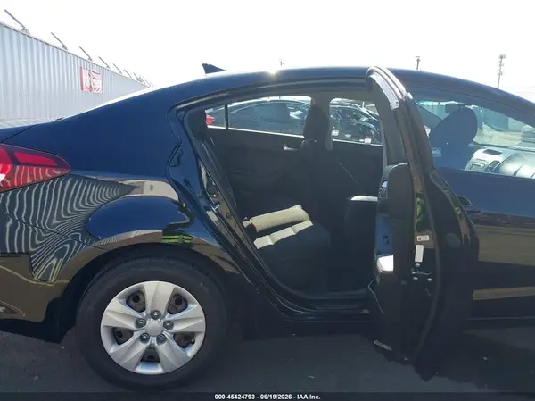 3KPFK4A76HE160524 2017 KIA FORTE - Image 8