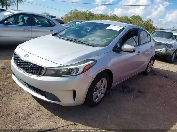3KPFK4A76HE161026 2017 KIA FORTE - Image 2