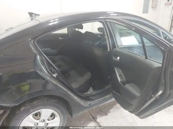 3KPFK4A76JE164563 2018 KIA FORTE - Image 8