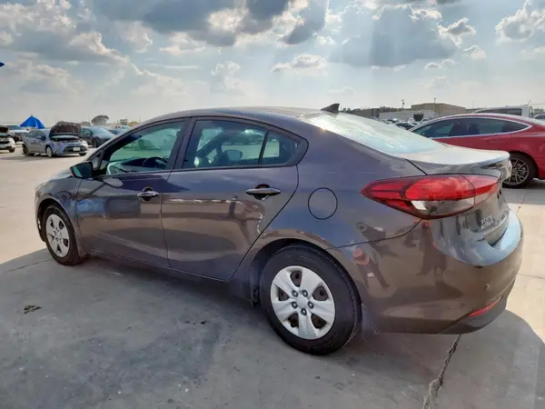 3KPFK4A76JE165163 2018 KIA FORTE - Image 2