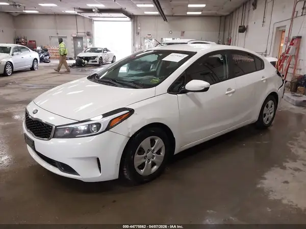 3KPFK4A76JE174154 2018 KIA FORTE - Image 2
