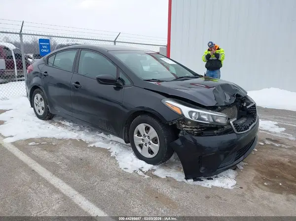 3KPFK4A76JE174414 2018 KIA FORTE - Image 1