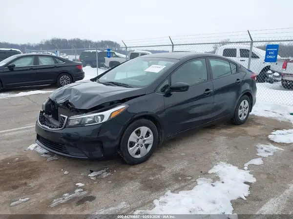 3KPFK4A76JE174414 2018 KIA FORTE - Image 2