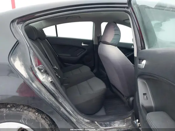 3KPFK4A76JE174414 2018 KIA FORTE - Image 8