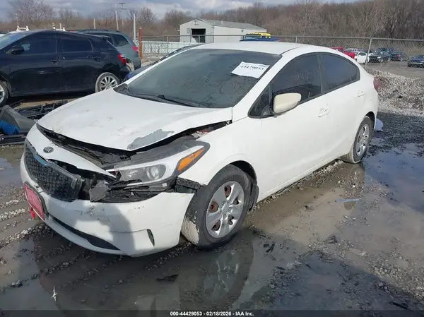 3KPFK4A76JE175546 2018 KIA FORTE - Image 2