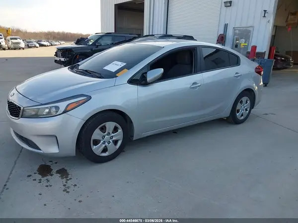 3KPFK4A76JE178396 2018 KIA FORTE - Image 2